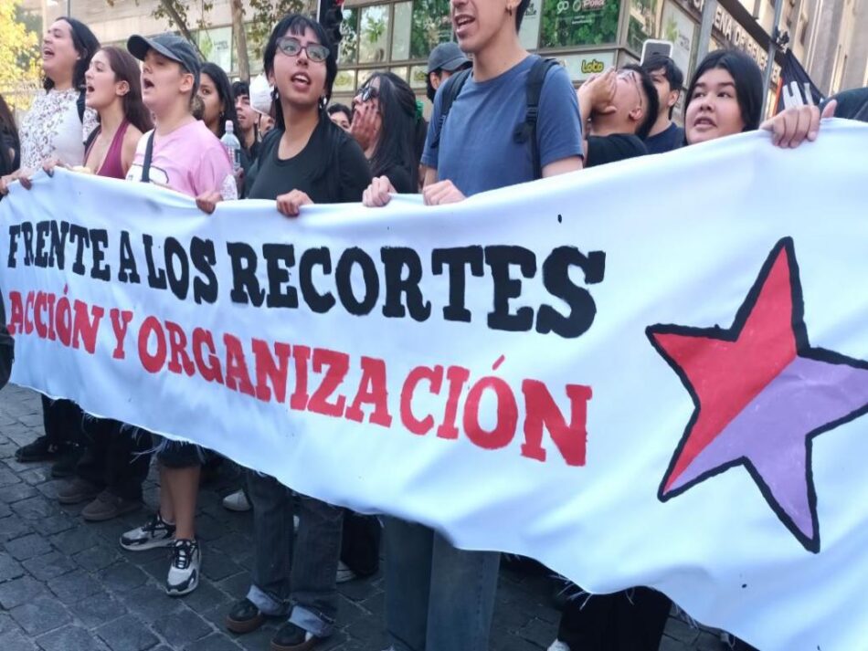 Estudiantes chilenos mantienen llamado a protesta contra recortes