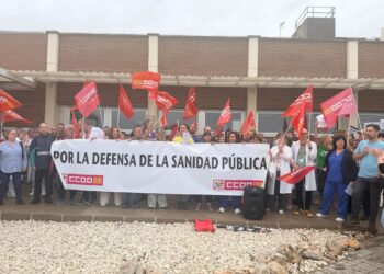 CCOO celebra una concentración en defensa de la sanidad pública en el Hospital de Sagunto