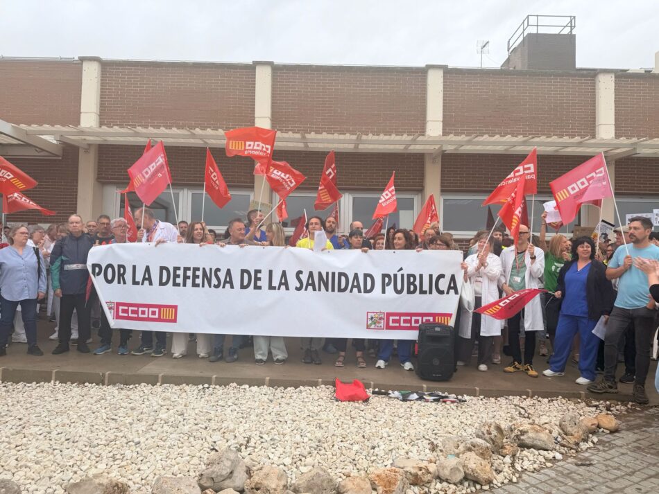 CCOO celebra una concentración en defensa de la sanidad pública en el Hospital de Sagunto