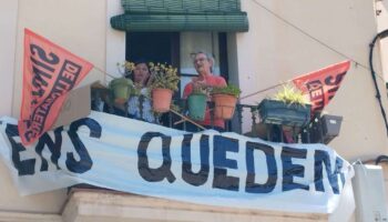 La inacción institucional hace posible que desahucien a Jordi y a su familia de un bloque dedicado a los pisos turísticos en Barcelona