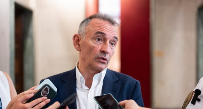 Enrique Santiago muestra su “profunda satisfacción” tras aprobar todos los grupos del Congreso una declaración institucional sobre el acuerdo de paz entre Armenia y Azerbaiyán