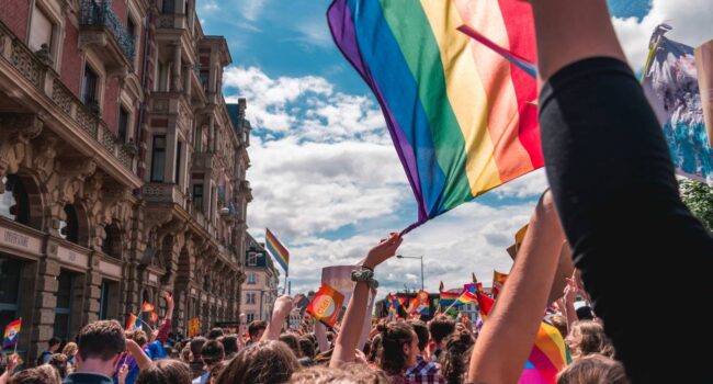 El 75 % de los españoles admite haber presenciado insultos a una persona del colectivo LGTBI+
