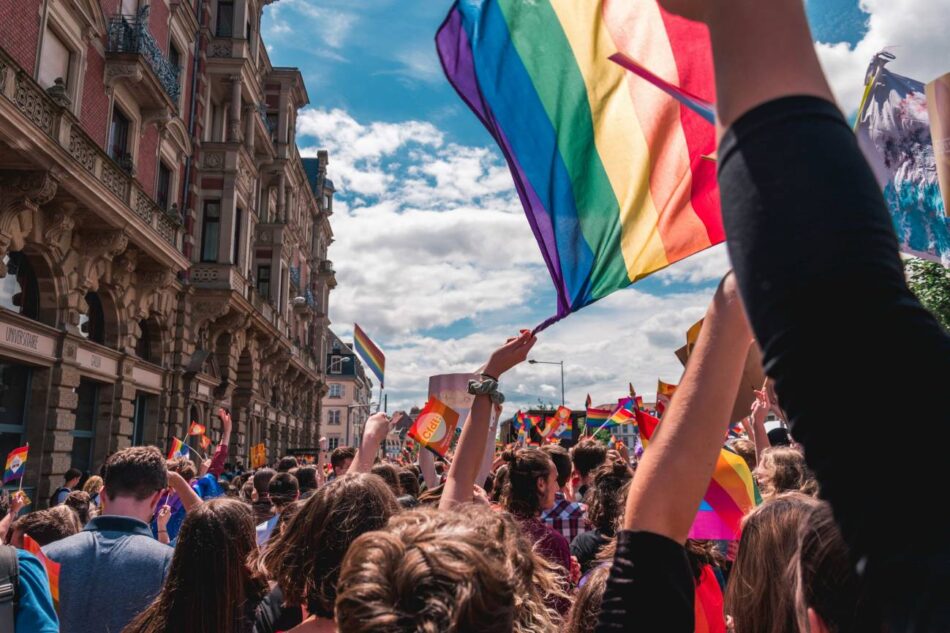 El 75 % de los españoles admite haber presenciado insultos a una persona del colectivo LGTBI+