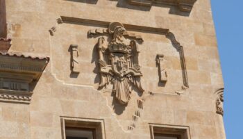 Exigen la retirada de los vestigios franquistas de Salamanca, como la calle dedicada al que fue alcalde y diputado franquista, padre de Mañueco