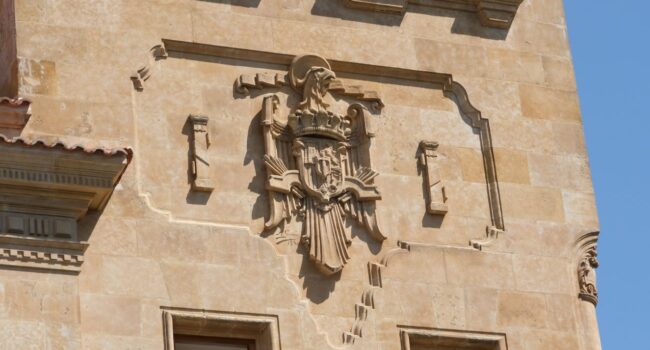 Exigen la retirada de los vestigios franquistas de Salamanca, como la calle dedicada al que fue alcalde y diputado franquista, padre de Mañueco