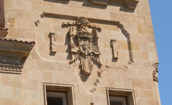 Exigen la retirada de los vestigios franquistas de Salamanca, como la calle dedicada al que fue alcalde y diputado franquista, padre de Mañueco