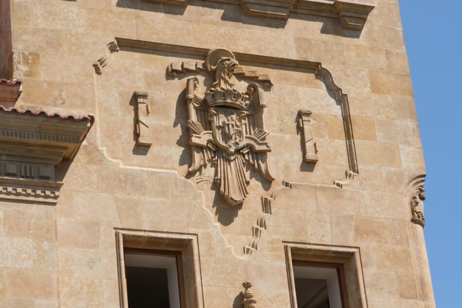 Exigen la retirada de los vestigios franquistas de Salamanca, como la calle dedicada al que fue alcalde y diputado franquista, padre de Mañueco