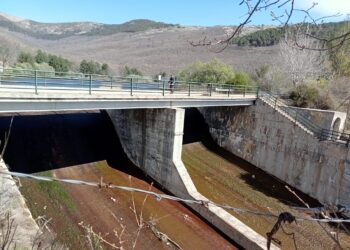 La presa abandonada de Miraflores de la Sierra debe retirarse por riesgo de seguridad e impacto ambiental