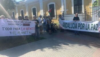 La Plataforma Stop Feria de Armas y varios colectivos sociales denunciaron en Sevilla la expansión de la industria militar en Andalucía, unidos por el reclamo de la paz y la justicia social