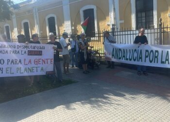 La Plataforma Stop Feria de Armas y varios colectivos sociales denunciaron en Sevilla la expansión de la industria militar en Andalucía, unidos por el reclamo de la paz y la justicia social