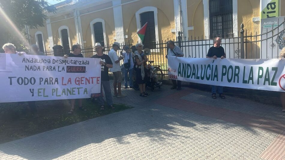 La Plataforma Stop Feria de Armas y varios colectivos sociales denunciaron en Sevilla la expansión de la industria militar en Andalucía, unidos por el reclamo de la paz y la justicia social