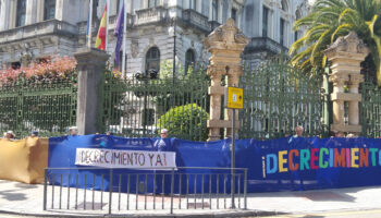 El movimiento asturiano por el Decrecimiento rodea la Junta General