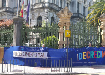 El movimiento asturiano por el Decrecimiento rodea la Junta General