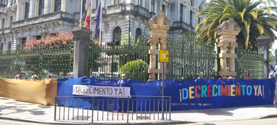 El movimiento asturiano por el Decrecimiento rodea la Junta General