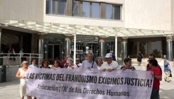Carlos Serrano, víctima de torturas del franquismo, declara en los Juzgados de Madrid en un nuevo paso contra la impunidad 