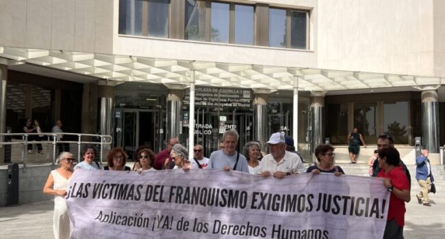 Carlos Serrano, víctima de torturas del franquismo, declara en los Juzgados de Madrid en un nuevo paso contra la impunidad 
