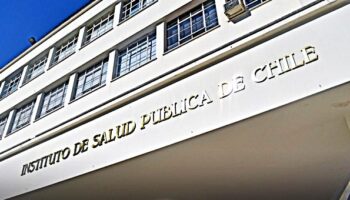 Chile. Instituto de Salud Pública: Gobierno pretende eliminar programa estratégico cuya privatización cuesta 400% más al Estado