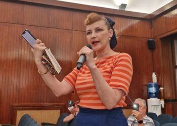 Las inquilinas de Hermanos Calderón llevan al pleno la venta de sus viviendas y exigen la intervención del Ayuntamiento de Santander