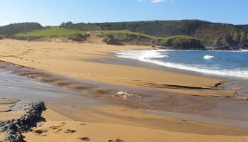 El Ayuntamiento de Gozón oculta la mala calidad del agua de baño para los usuarios de la playa de Verdicio