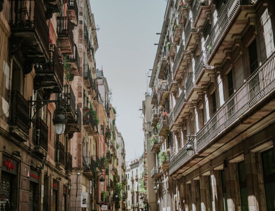 El Reto del Acceso a la Vivienda y el Auge Ocupacional de los Espacios Turísticos en las Grandes Capitales