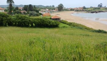 La Coordinadora Ecoloxista d’Asturies denuncia «otro pelotazo urbanístico en la playa de la Isla en Colunga»