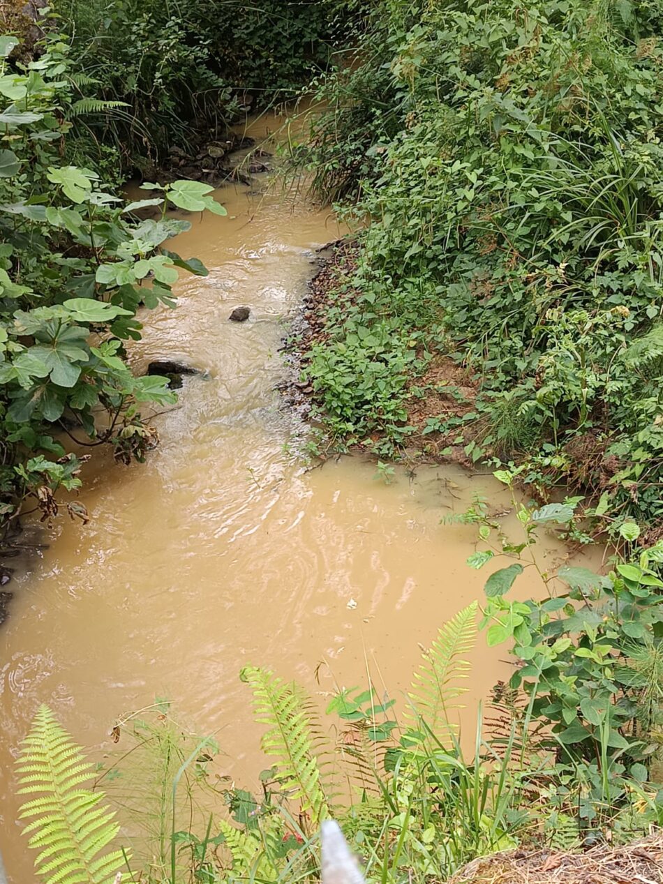 Continúan los vertidos al río Aboño a su paso por Llanera (Asturias)