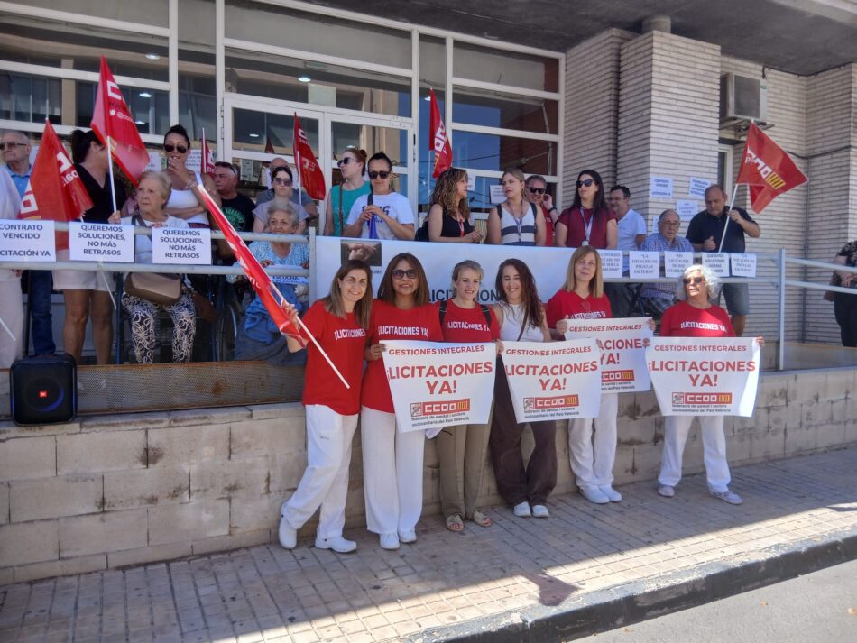 CCOO celebra una concentración en la Residencia  Altabix en Elche para denunciar el bloqueo de su licitación y la precariedad del servicio