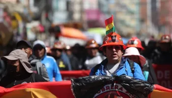 Organizaciones de Bolivia continúan protestas y exigen renuncia del presidente Rodrigo Paz