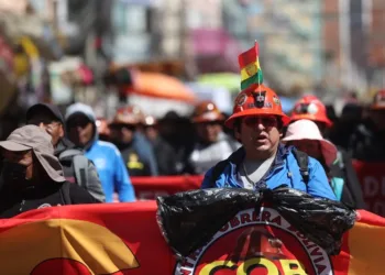 Organizaciones de Bolivia continúan protestas y exigen renuncia del presidente Rodrigo Paz