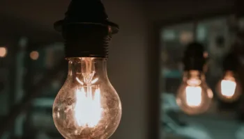 La factura eléctrica del usuario medio se encarece en junio un 5% con respecto a mayo, según el análisis de FACUA