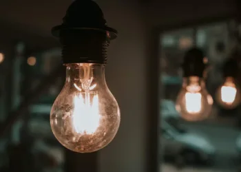 La factura eléctrica del usuario medio se encarece en junio un 5% con respecto a mayo, según el análisis de FACUA