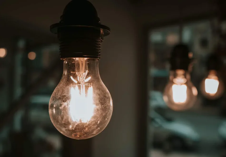 La factura eléctrica del usuario medio se encarece en junio un 5% con respecto a mayo, según el análisis de FACUA