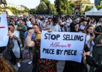 Albania: masiva protesta contra proyecto turístico de familia Trump en áreas protegidas