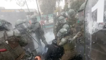 Reprimen en Chile a estudiantes durante paro nacional contra recortes sociales de Kast