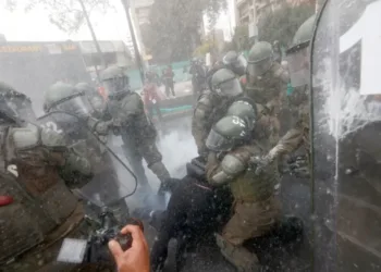 Reprimen en Chile a estudiantes durante paro nacional contra recortes sociales de Kast