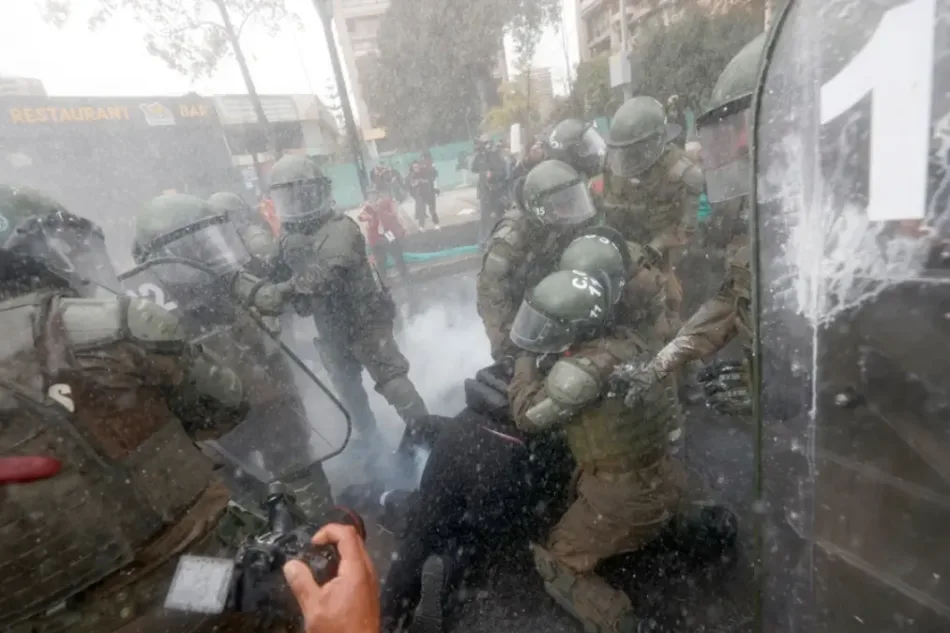 Reprimen en Chile a estudiantes durante paro nacional contra recortes sociales de Kast