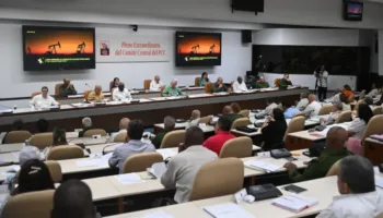 Cuba debate audaces transformaciones para desarrollar la economía bajo asedio de EE.UU.
