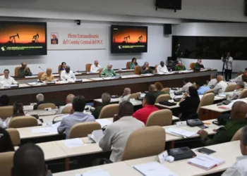 Cuba debate audaces transformaciones para desarrollar la economía bajo asedio de EE.UU.
