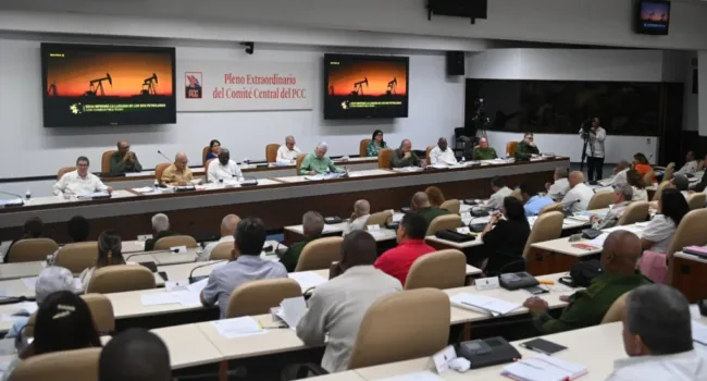 Cuba debate audaces transformaciones para desarrollar la economía bajo asedio de EE.UU.