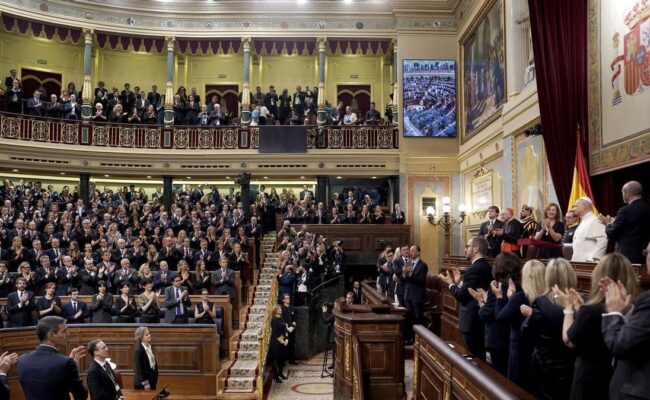 Europa Laica califica de «retroceso democrático» la sumisión de las Cortes Generales ante el discurso del papa