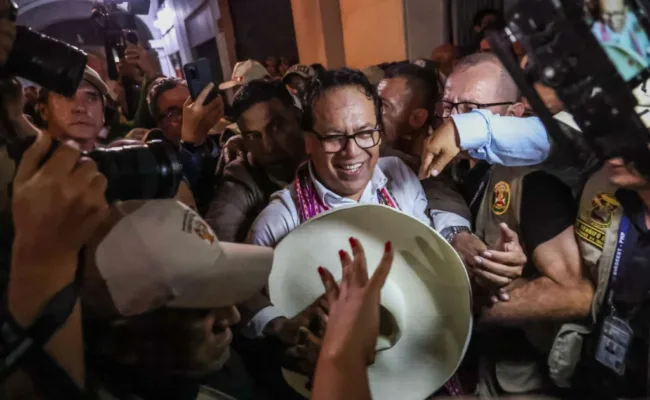 Perú: Sánchez aventaja a Fujimori por más de 42.000 votos mientras prosigue el escrutinio