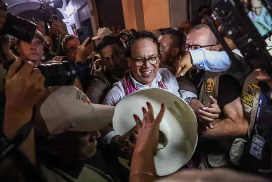 Perú: Sánchez aventaja a Fujimori por más de 42.000 votos mientras prosigue el escrutinio