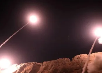 Irán lanza misiles a bases en Kuwait y Bahréin tras ataque de EE.UU.