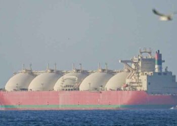 Irán recauda millones de dólares por barcos que transitan Ormuz