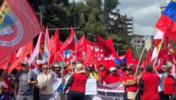 Docentes de Ecuador repudian acuerdo escolar y alza de combustibles