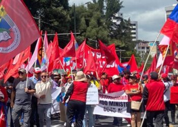 Docentes de Ecuador repudian acuerdo escolar y alza de combustibles