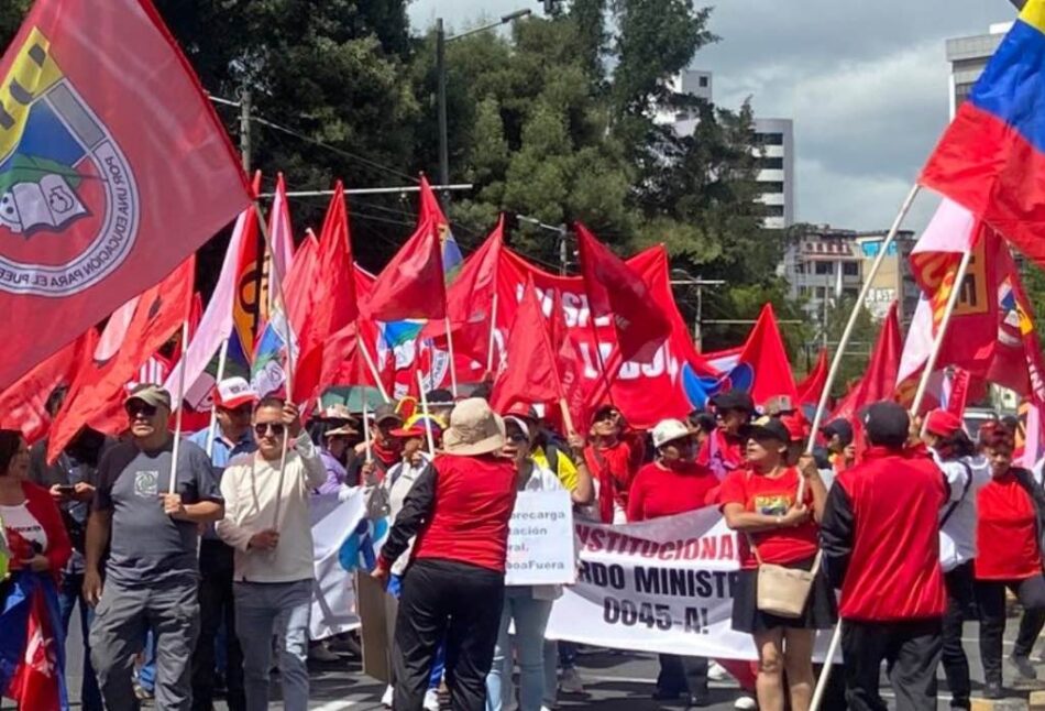 Docentes de Ecuador repudian acuerdo escolar y alza de combustibles