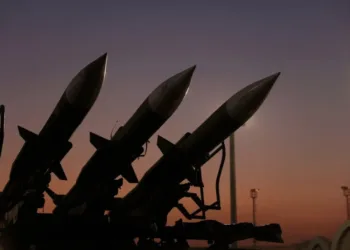 Israel lanza ataques aéreos en Irán y se escuchan más explosiones en Beirut