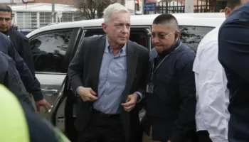 Fiscalía de Colombia cita a Álvaro Uribe por masacres paramilitares