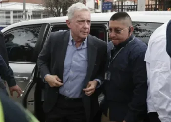 Fiscalía de Colombia cita a Álvaro Uribe por masacres paramilitares